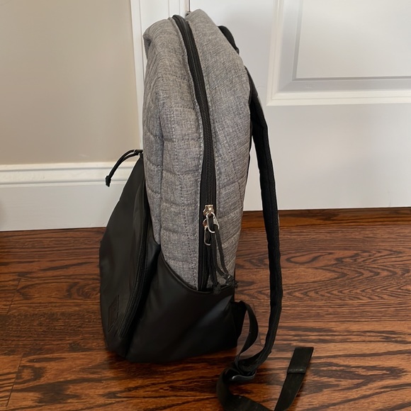 Backpack - Picture 2 of 9